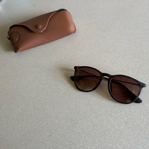 Ray-Ban Erika round sunglasses with brown case. - Picture 3 of 3